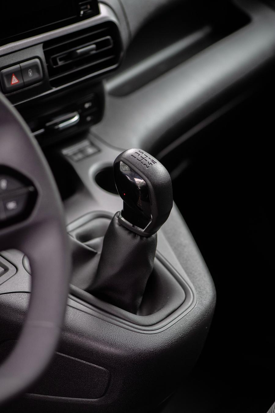 Детали интерьера Peugeot Partner 2018 года  (WW) (фото 10 из 20)
